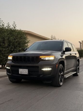 SAR 136,000 | Jeep Grand Cherokee L 2023 | Automatic | 77,000 KM | 7 Seats | Zero Paint