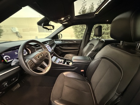 SAR 136,000 | Jeep Grand Cherokee L 2023 | Automatic | 77,000 KM | 7 Seats | Zero Paint