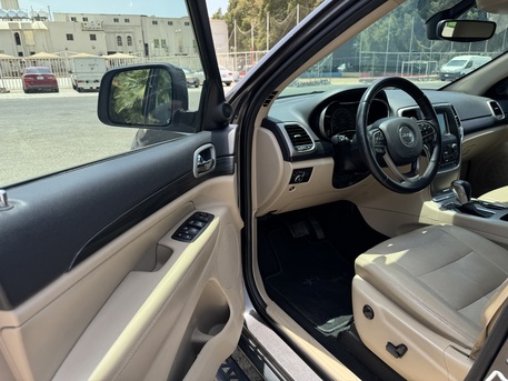 SAR 68,000 | Jeep Grand Cherokee Laredo 2019 | Automatic | 73,000 KM | Clean | Low Mileage