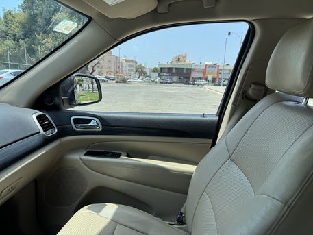 SAR 68,000 | Jeep Grand Cherokee Laredo 2019 | Automatic | 73,000 KM | Clean | Low Mileage