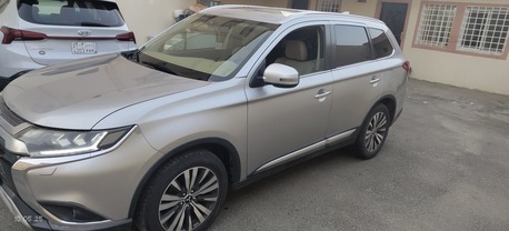 SAR 42,000 | Mitsubishi Outlander Full Option 2019 | Automatic | 150,000 KM | Keyless Start | 7 Seater