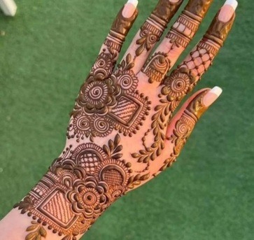 Professional Mehendi (Henna) Artist | Bridal & Party Designs