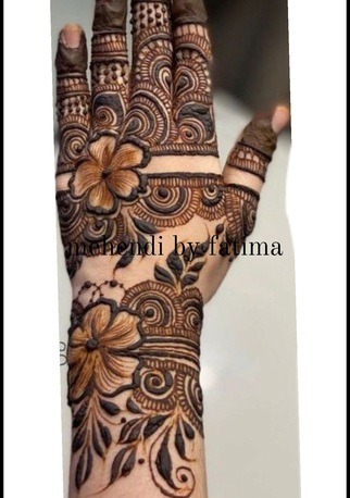 Professional Mehendi (Henna) Artist | Bridal & Party Designs