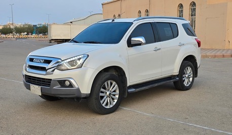 SAR 67,000 | Isuzu MU-X 3.0 TD Mid Option 2022 | Automatic | 157,000 KM | Diesel