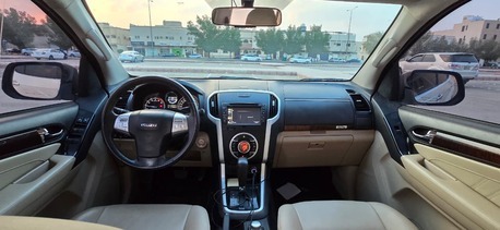 SAR 67,000 | Isuzu MU-X 3.0 TD Mid Option 2022 | Automatic | 157,000 KM | Diesel