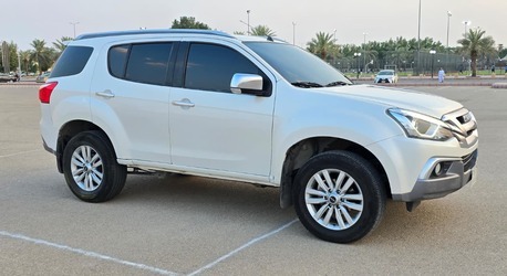 SAR 67,000 | Isuzu MU-X 3.0 TD Mid Option 2022 | Automatic | 157,000 KM | Diesel