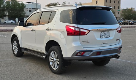 SAR 67,000 | Isuzu MU-X 3.0 TD Mid Option 2022 | Automatic | 157,000 KM | Diesel