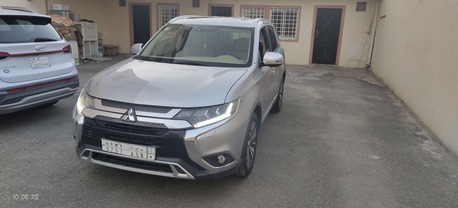 SAR 42,000 | Mitsubishi Outlander 2019 | Automatic | 150,000 KM | Full Option | Keyless Entry & Push Button Start | 7-Seater