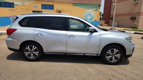 SAR 45,000 | Nissan Pathfinder 2018 | Automatic | 220,000 KM