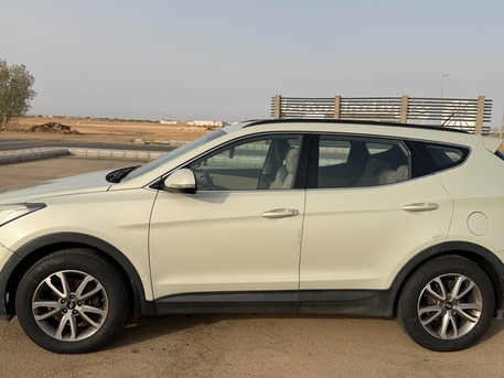 SAR 35,000 | Hyundai Santa Fe 2015 | Automatic | 400,000 KM