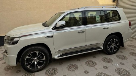 SAR 225 | Toyota Land Cruiser GXR V8 4.6L 2021 | Automatic | 142 KM | 4WD | Accident-Free | 100% Original