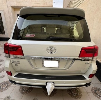 SAR 225 | Toyota Land Cruiser GXR V8 4.6L 2021 | Automatic | 142 KM | 4WD | Accident-Free | 100% Original
