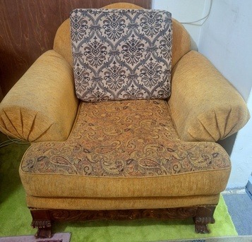 SAR 250 | Sofa Set with Coffee Table for Sale