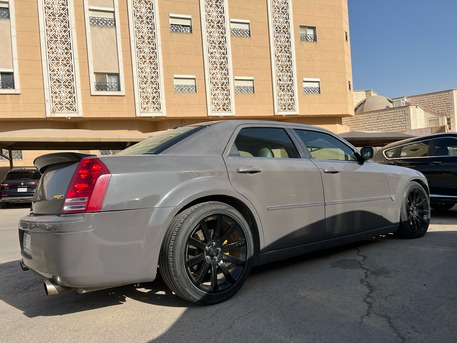 SAR 18,000 | Chrysler 300C HEMI 2006 | Automatic | 362,000 KM | Very Clean