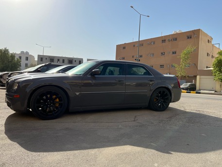 SAR 18,000 | Chrysler 300C HEMI 2006 | Automatic | 362,000 KM | Very Clean