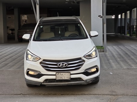 SAR 42,000 | Hyundai Santa Fe 2018 | Automatic | 193,000 KM | 4-Cylinder | Good Condition