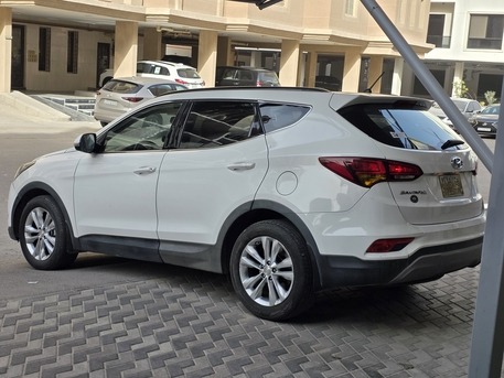 SAR 42,000 | Hyundai Santa Fe 2018 | Automatic | 193,000 KM | 4-Cylinder | Good Condition