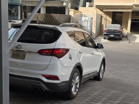 SAR 42,000 | Hyundai Santa Fe 2018 | Automatic | 193,000 KM | 4-Cylinder | Good Condition