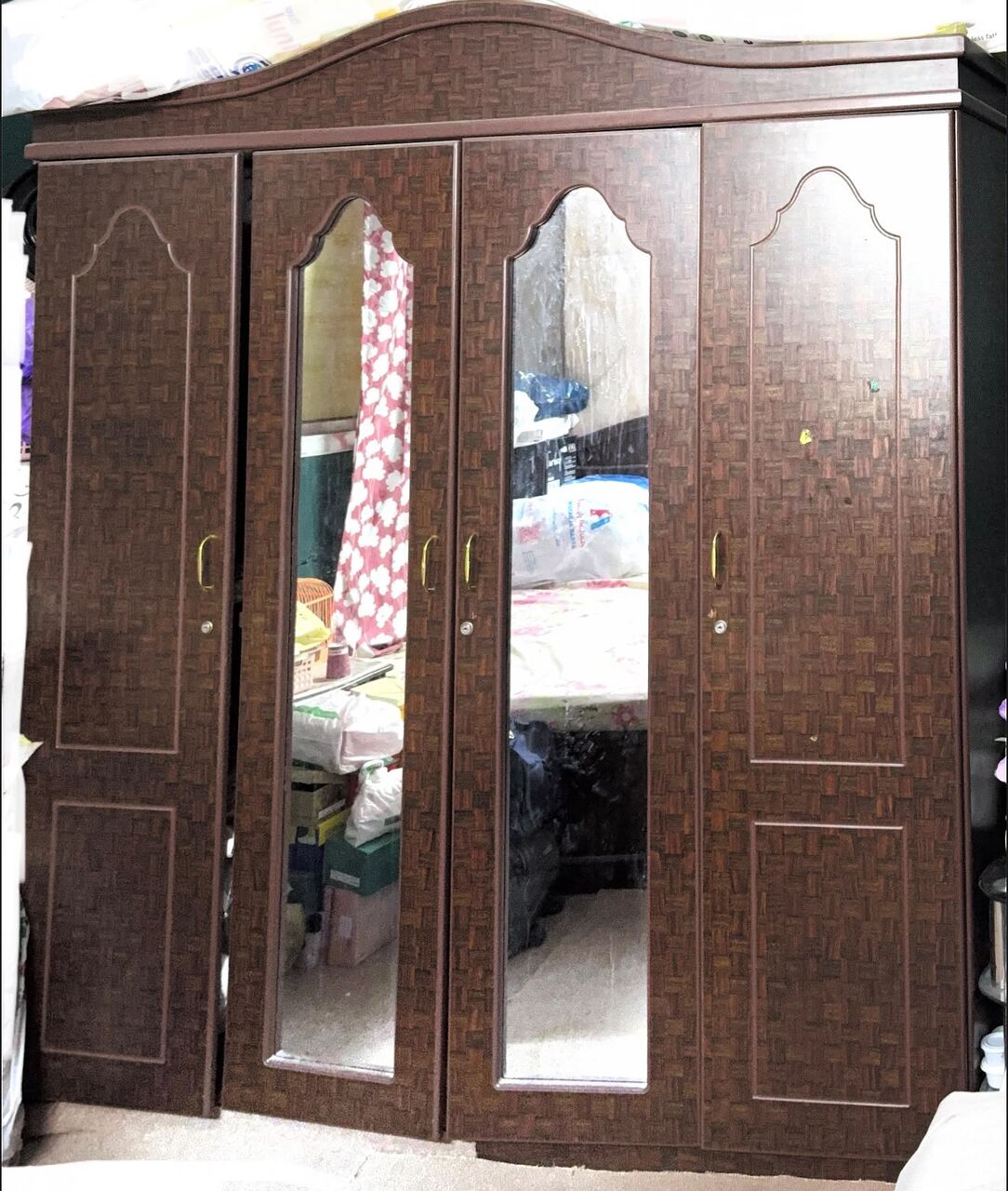 SAR 700 | Household Items – Double Bed Set, Wardrobe, Bedside Tables & Center Table