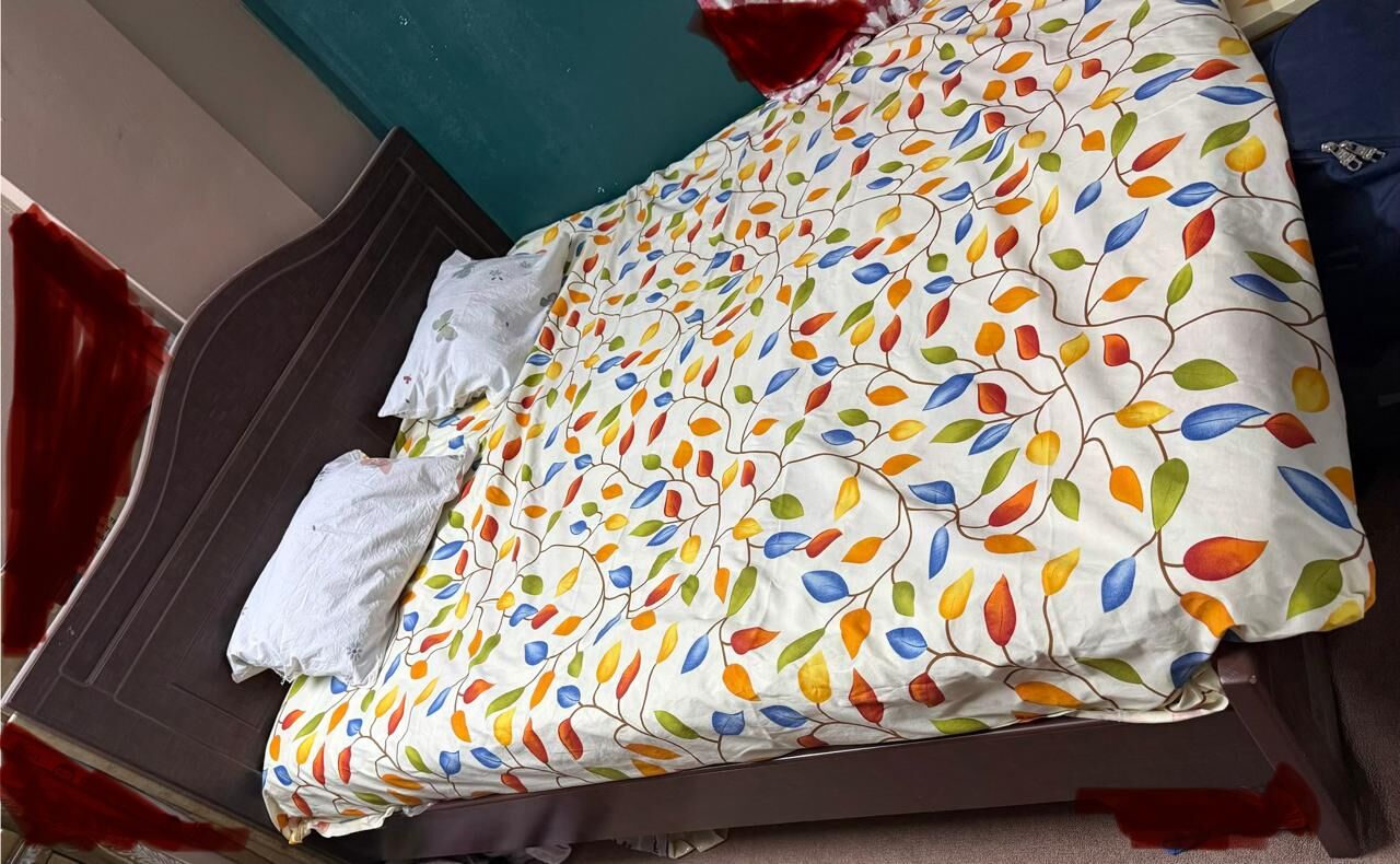 SAR 700 | Household Items – Double Bed Set, Wardrobe, Bedside Tables & Center Table