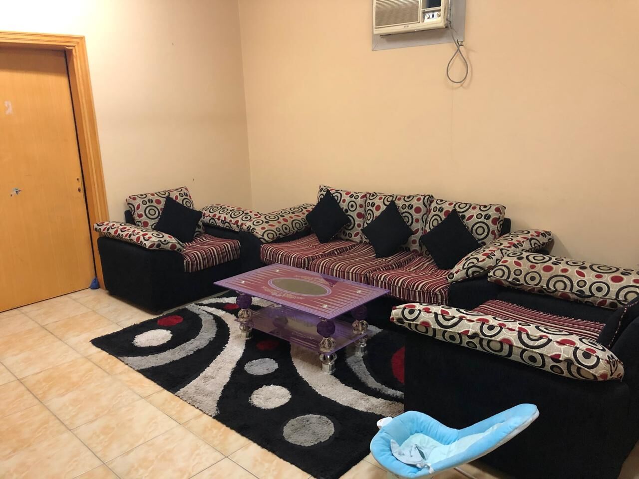 SAR 400 – 5-Seater Sofa Set with Cushions & Stylish Carpet Included Free