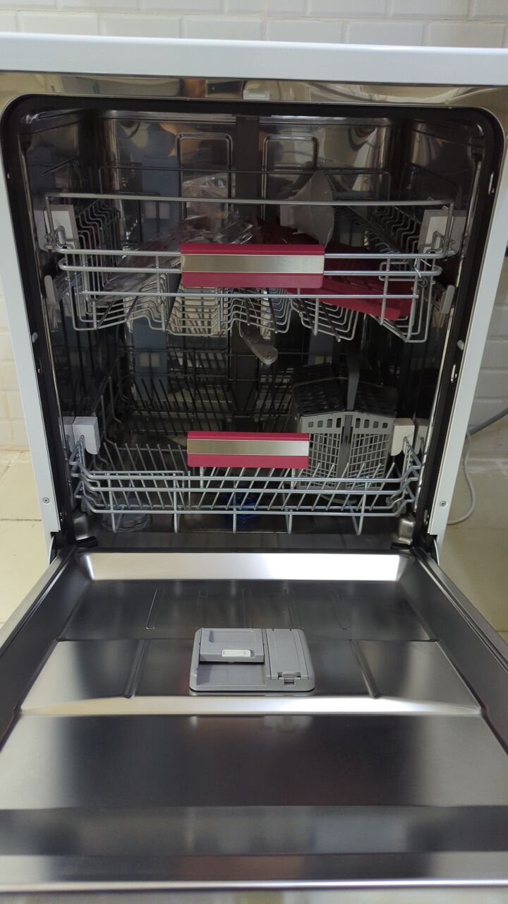 SAR 2,500 | Urgent Sale – Kitchen Cabinet & Dishwasher