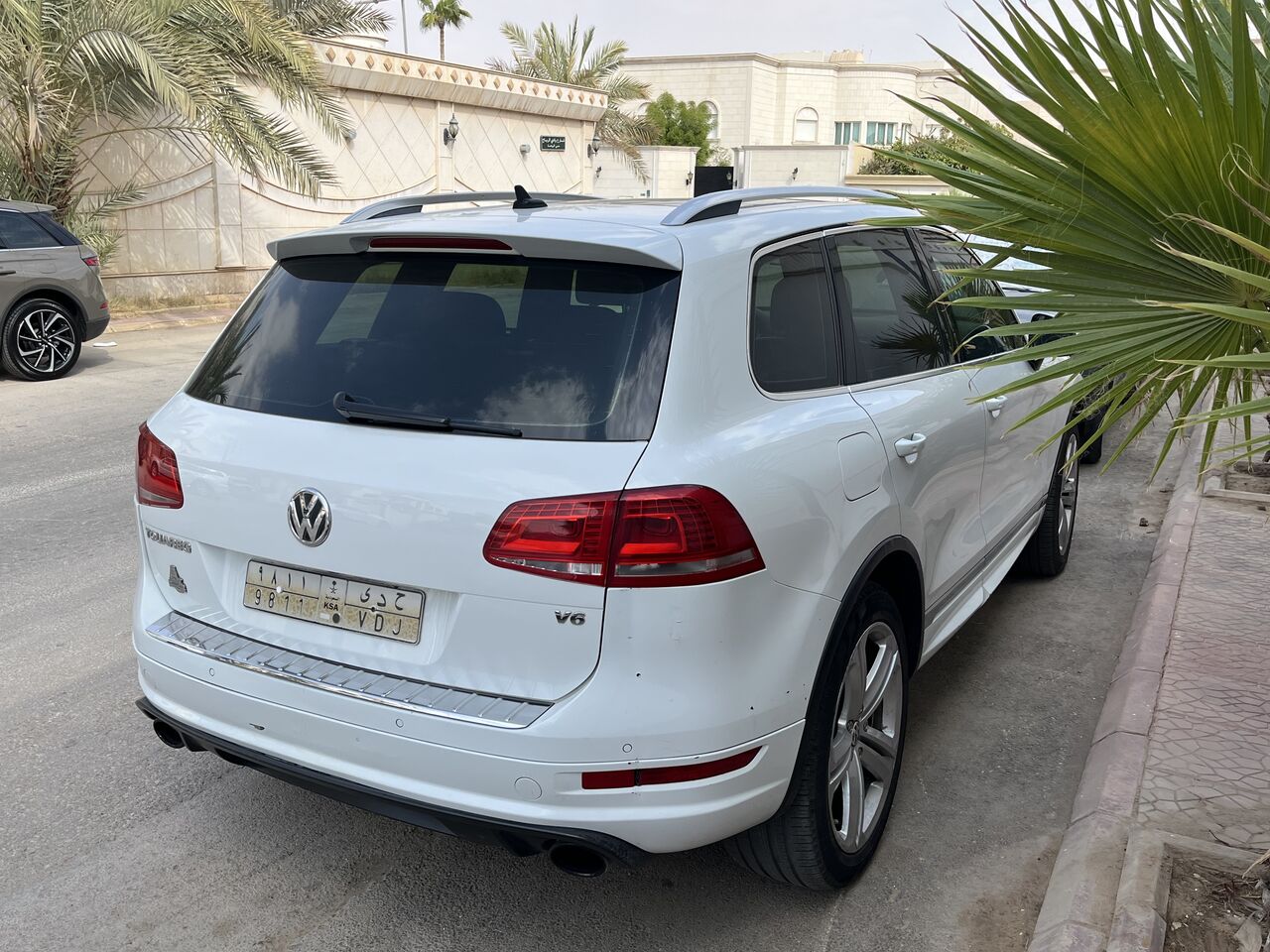 SAR 37,000 | Volkswagen Touareg 2014 | Automatic | 454,000 KM | R-Line
