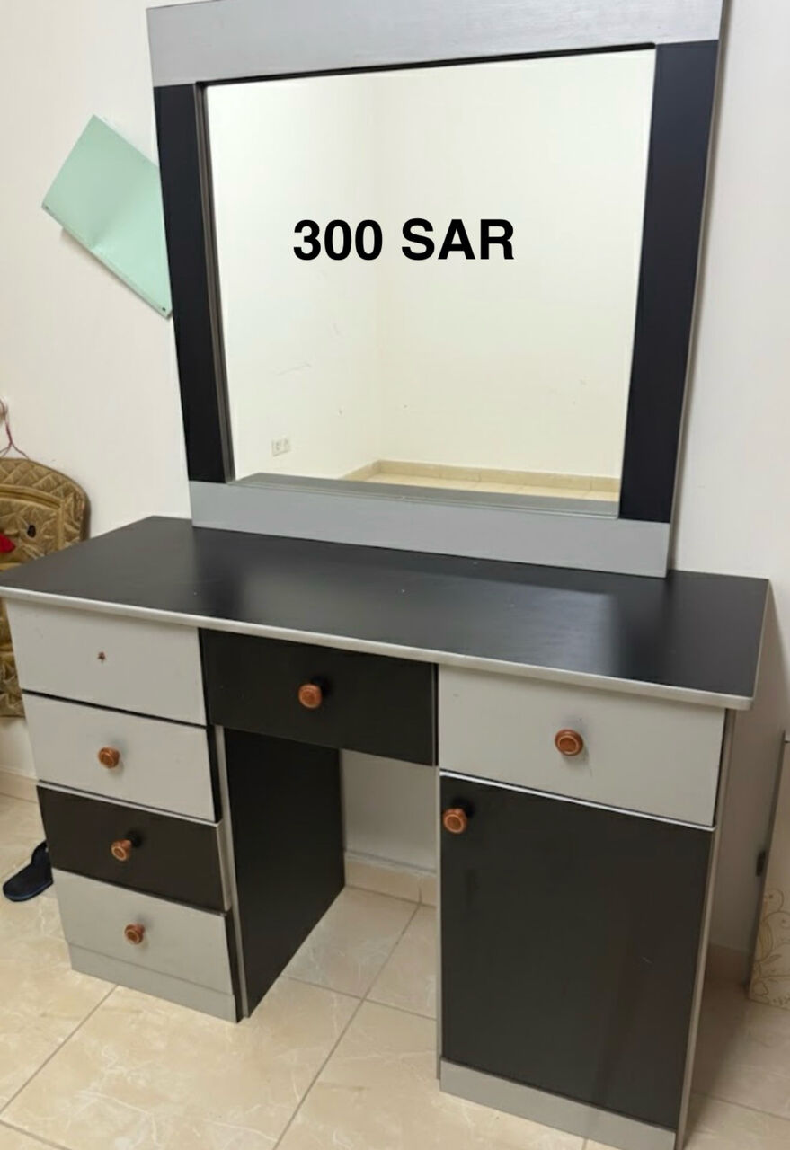 SAR 350 | Dressing Table & King-Size Bed