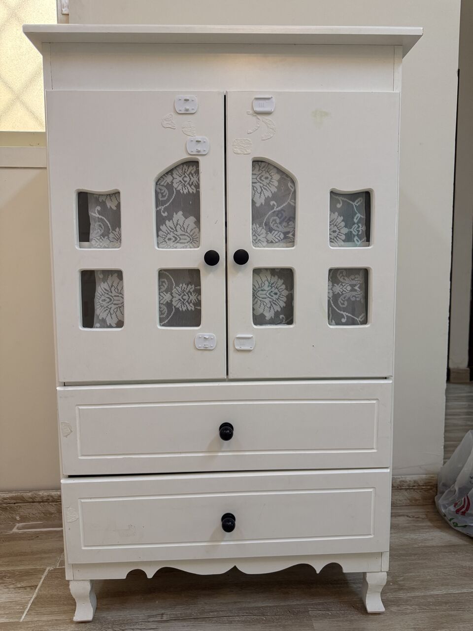 SAR 2,750 – King Bed, 6-Door Almirah, Dishwasher, Vacuum Cleaner & More